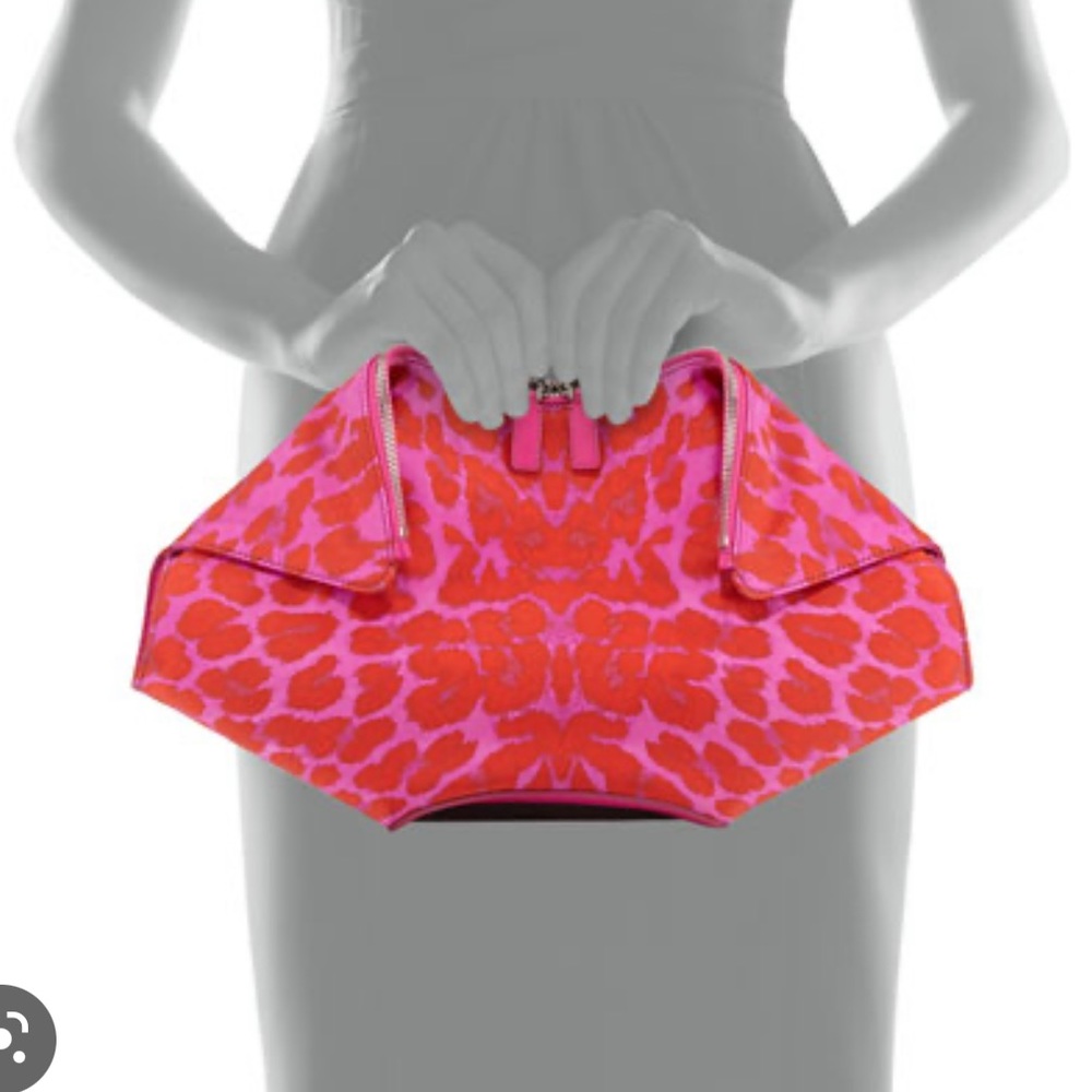 STUNNING Alexander McQueen
Leopard-Print De-Manta Clutch Bag, Pink/Red